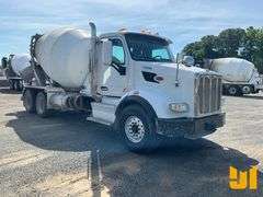 2018 PETERBILT 567 TANDEM AXLE REAR DISCHARGE MIXER TRUCK VIN: 1NPCL70X7JD475089