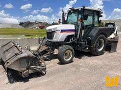 2018 MASSEY FERGUSON BROOM TRACTOR SN: JJM72004