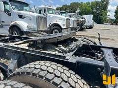 2010 KENWORTH T800 TANDEM AXLE DAY CAB TRUCK TRACTOR VIN: 1XKDDO9X2AJ269395