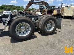 2010 KENWORTH T800 TANDEM AXLE DAY CAB TRUCK TRACTOR VIN: 1XKDDO9X2AJ269395
