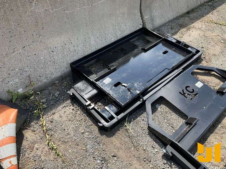 UNUSED 60" QT FORK FRAME W/ 42" FORKS
