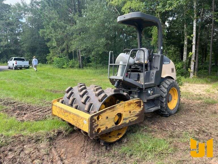 2016 VOLVO SD45 SINGLE DRUM VIBRATORY ROLLER SN: VCE00S45P0S229221