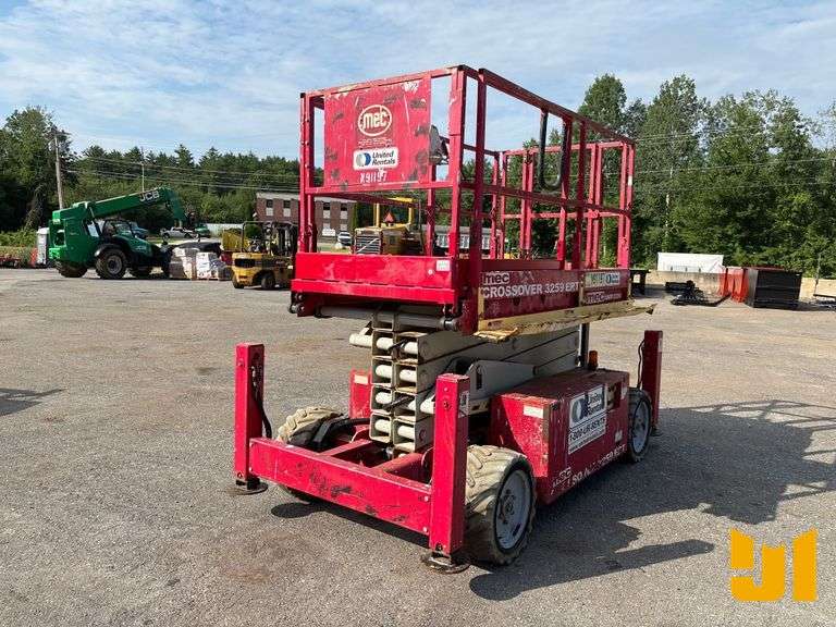 2015 MEC 3259ET 32’ SCISSOR LIFT SN: 13100321