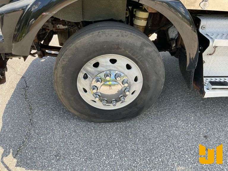 1999 KENWORTH T800 SINGLE AXLE ROLLBACK TRUCK VIN: 1NKDHT7X5XJ796956