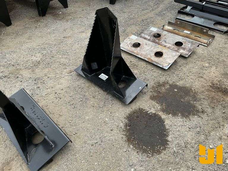 UNUSED MINI UNIVERSAL ATTACH SKID STEER TREE SPADE TREE SPADE BUCKET