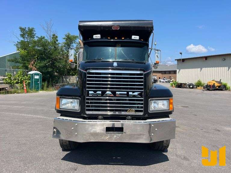 2001 MACK CL713 TRI-AXLE DUMP TRUCK VIN: 1M2AD62C81M011952
