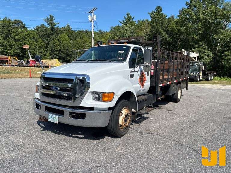 2011 FORD F-650 SINGLE AXLE REGULAR CAB STAKE BED TRUCK VIN: 3FRWF6FC8BV589342