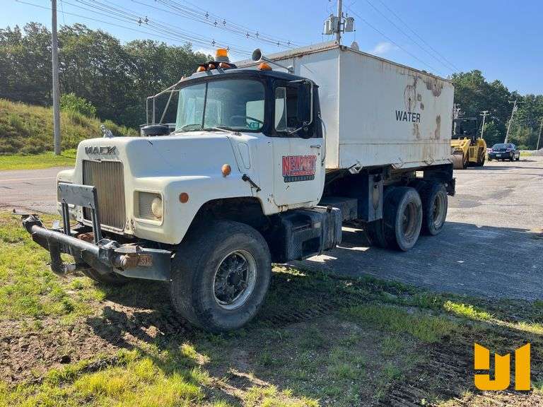 1981 MACK DM686SX TANDEM AXLE WATER TRUCK VIN: 1M2B128C7BA008007