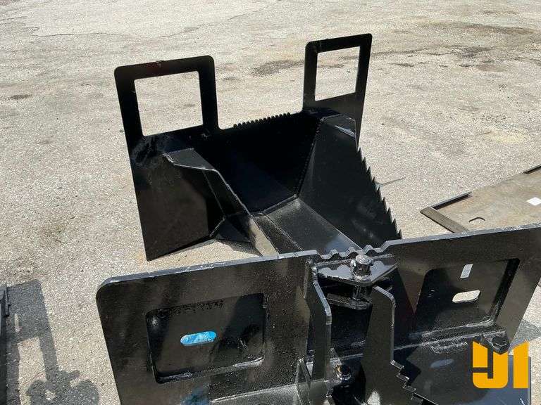 UNUSED 40 INCH TREE SPADE BUCKET