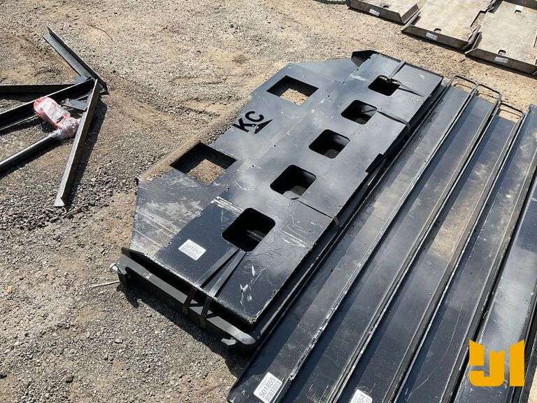UNUSED 72" QT FORK FRAME W/ 42" FORKS