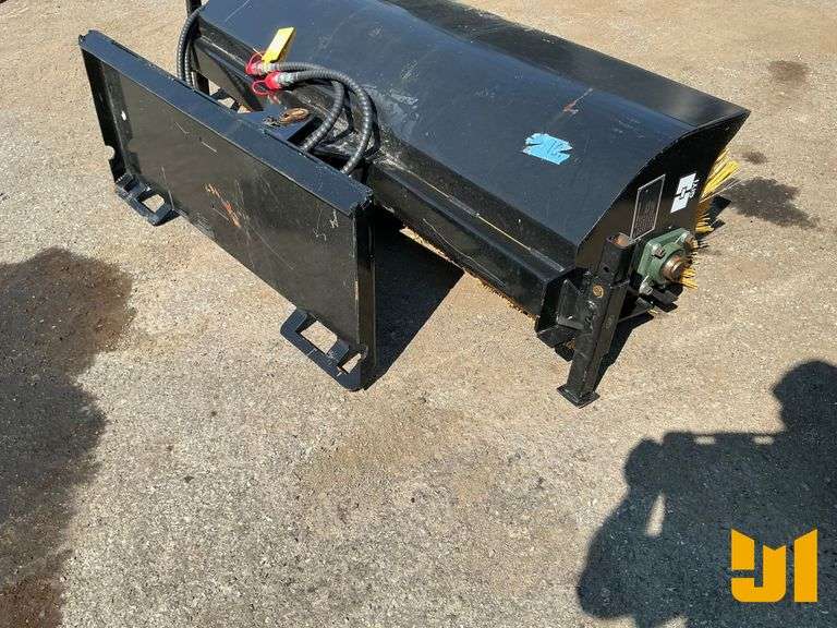 2025 GIYI GY-SE61 65 INCH BUCKET SWEEPER SN: GYD-QSJ250121