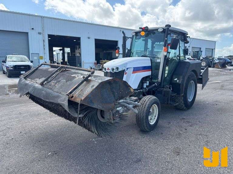 2018 MASSEY FERGUSON BROOM TRACTOR SN: JJM72004