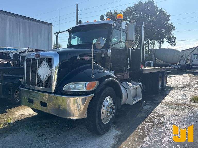 2015 PETERBILT 348 TANDEM AXLE REGULAR CAB FLATBED TRUCK VIN: 2NP3LJ0X8FM278365