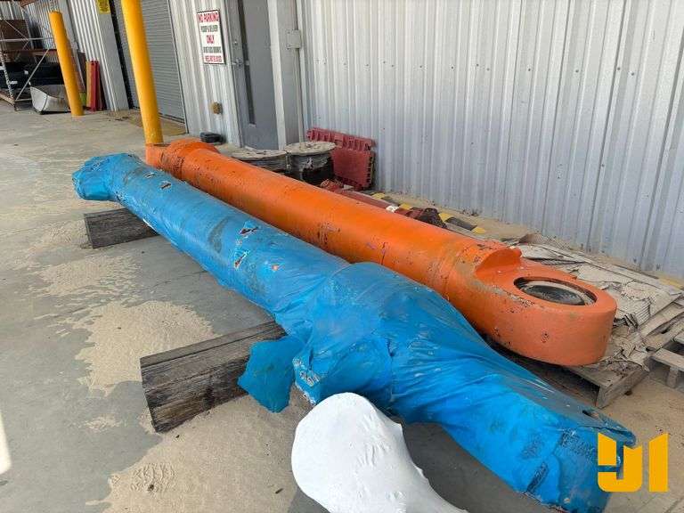 COMPLETE SET OF BOOM & STICK REBUILT CYLINDERS TO FIT HITACHI 1900