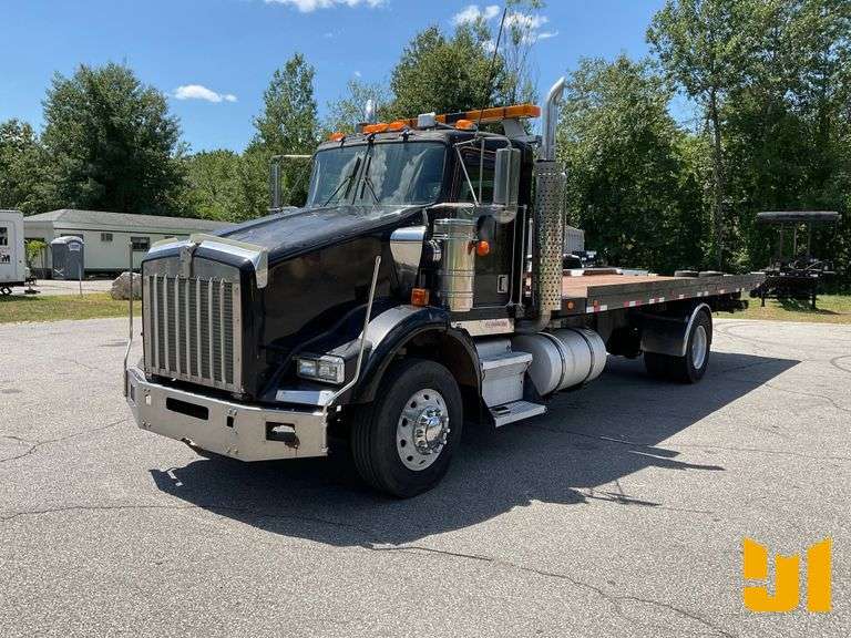 1999 KENWORTH T800 SINGLE AXLE ROLLBACK TRUCK VIN: 1NKDHT7X5XJ796956
