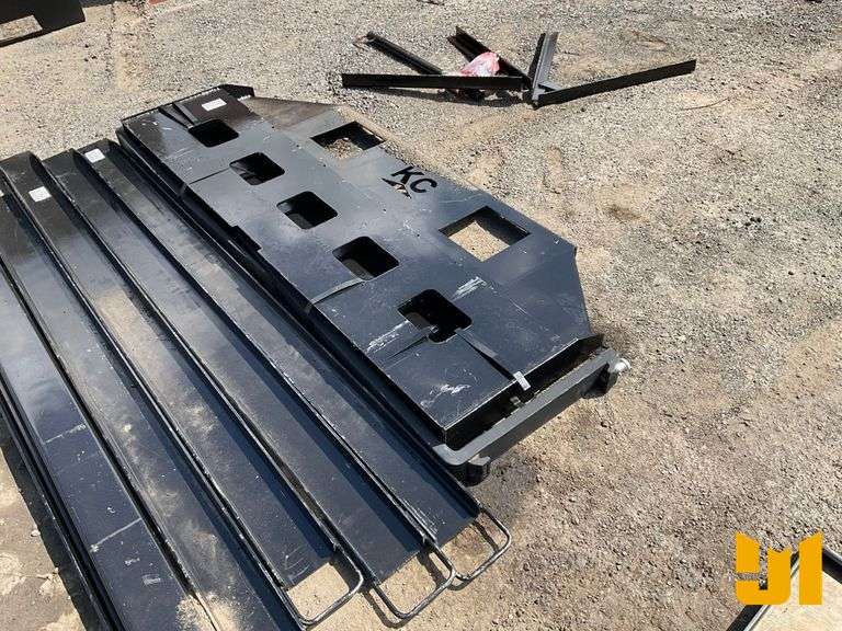 UNUSED 72" QT FORK FRAME W/ 42" FORKS