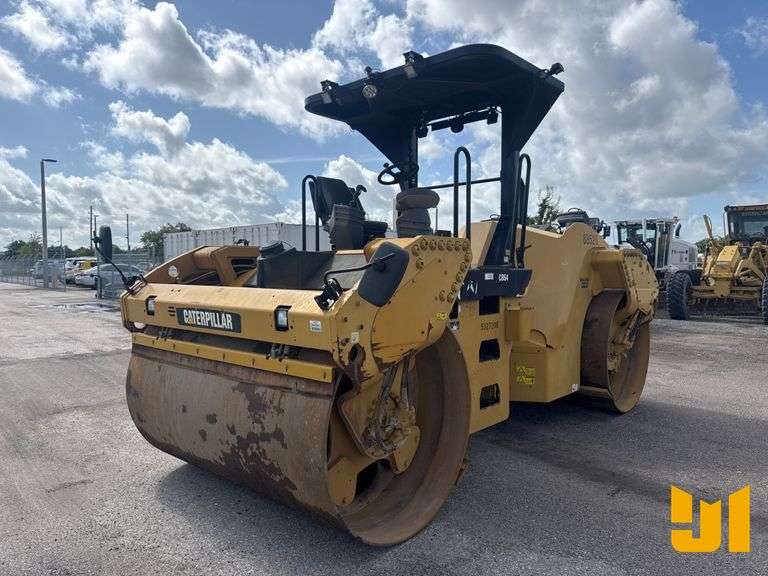 2011 CATERPILLAR CB64 TANDEM VIBRATORY ROLLER SN: DJM00225