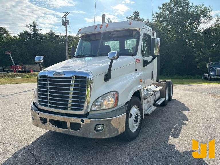 2014 FREIGHTLINER CASCADIA TANDEM AXLE DAY CAB TRUCK TRACTOR VIN: 3AKJGEDY4FDGJ7156