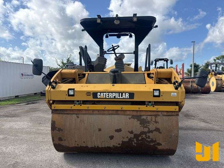 2011 CATERPILLAR CB64 TANDEM VIBRATORY ROLLER SN: DJM00225
