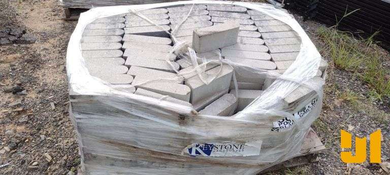 PALLET OF DECORATIVE BRICK