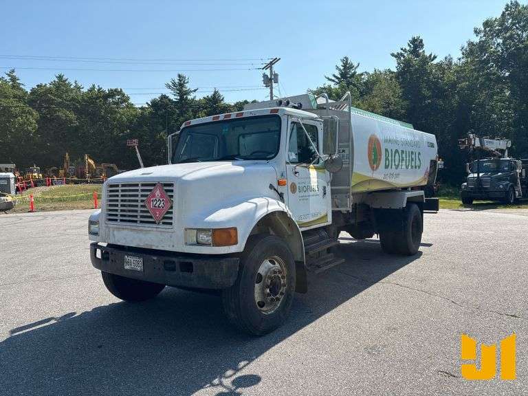 1999 INTERNATIONAL 4900 S/A FUEL & LUBE TRUCK VIN: 1HTSDAAR2XH641648