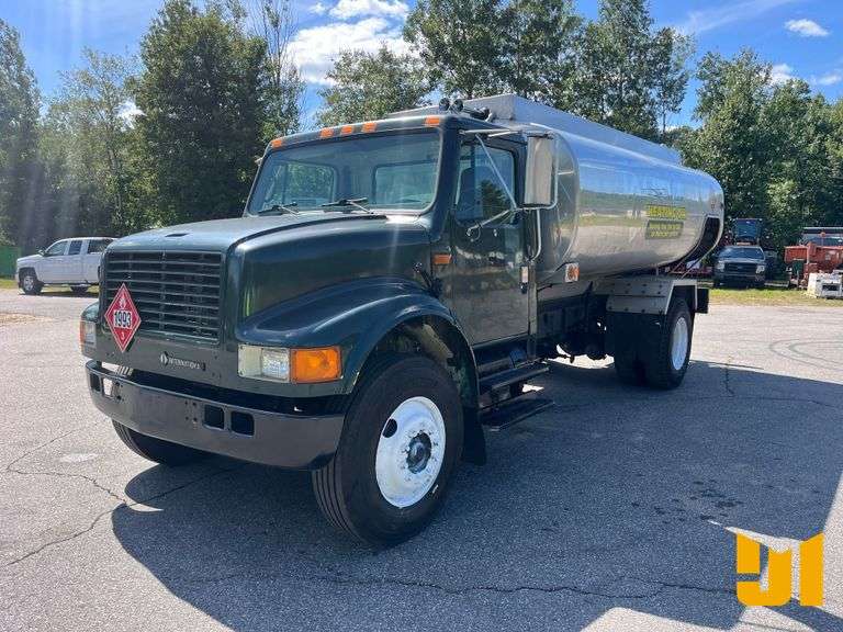 1996 INTERNATIONAL 4900 S FUEL & LUBE TRUCK VIN: 1HTSDAAN2TH314514