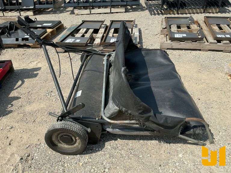 AGRI FAB 11304 SN: 45-03204  PULL TYPE LAWN SWEEPER