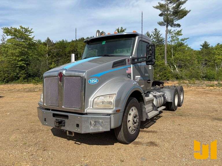 2018 KENWORTH T880 TANDEM AXLE DAY CAB TRUCK TRACTOR VIN: 1XKZDP9XBJJ211371