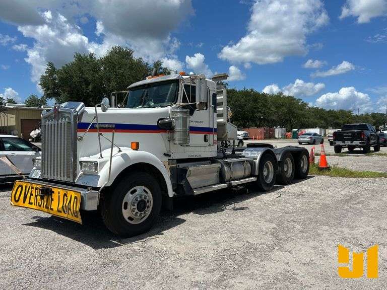 2011 KENWORTH W900 TRI AXLE DAY CAB TRUCK TRACTOR VIN: 1XKWP4TX9BJ284297