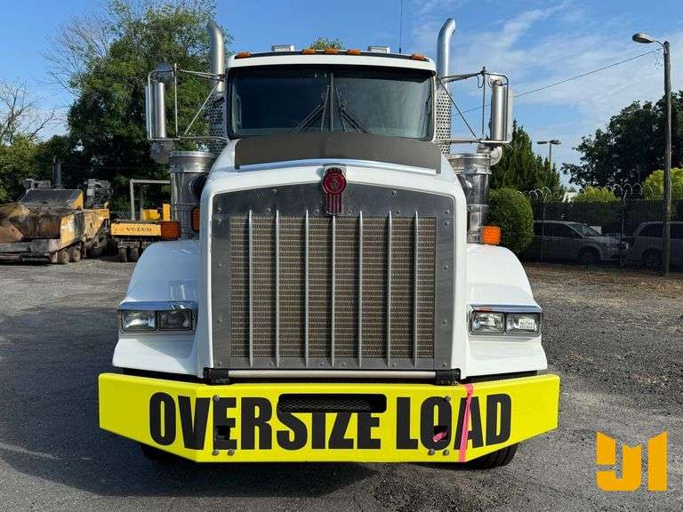 2013 KENWORTH T800 TANDEM AXLE DAY CAB TRUCK TRACTOR VIN: 1XKDD40X4DJ349709