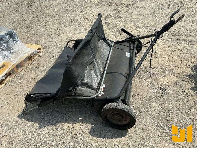 AGRI FAB 11304 SN: 45-03204  PULL TYPE LAWN SWEEPER