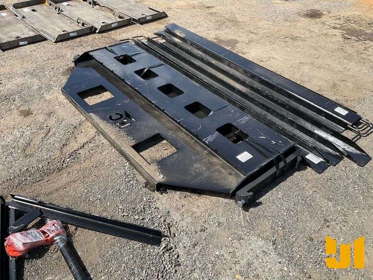 UNUSED 72" QT FORK FRAME W/ 42" FORKS