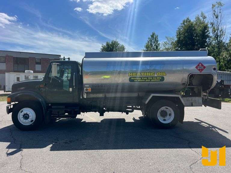 1996 INTERNATIONAL 4900 S FUEL & LUBE TRUCK VIN: 1HTSDAAN2TH314514