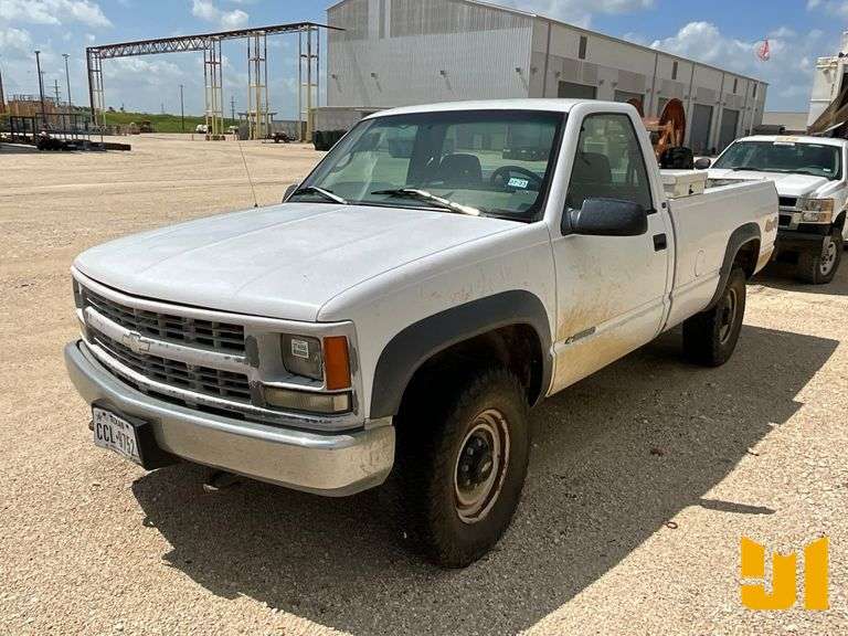 1998 CHEVROLET 2500 REGULAR CAB 4X4 PICKUP   VIN: 1GCGK24R5W227462
