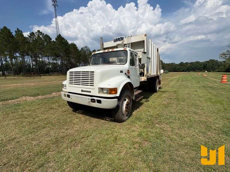2001 INTERNATIONAL 4700 S/A REAR LOAD RESIDENTIAL COLLECTION TRUCK VIN: 1HTSCAAN51H213578