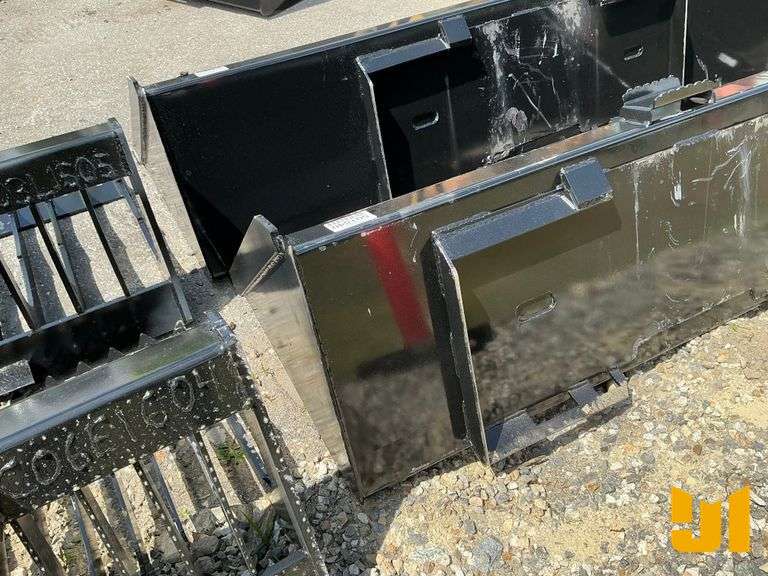 UNUSED BUCKET W/ SINGLE BLADE 66 INCH