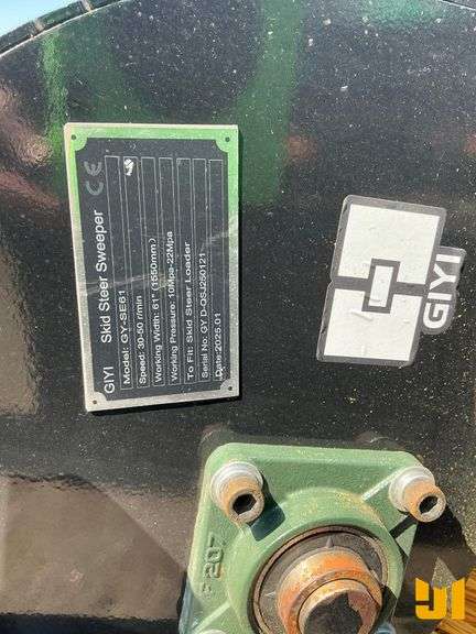 2025 GIYI GY-SE61 65 INCH BUCKET SWEEPER SN: GYD-QSJ250121