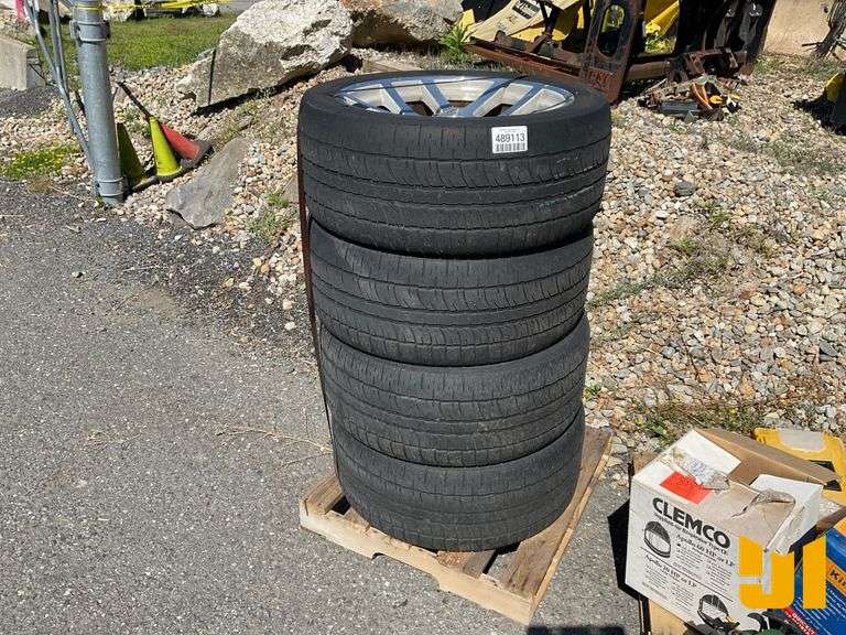 QTY (4) PIRELLI 305/40ZR22 TIRES W/RIMS