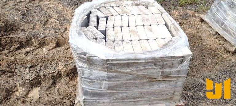 PALLET OF DECORATIVE BRICK