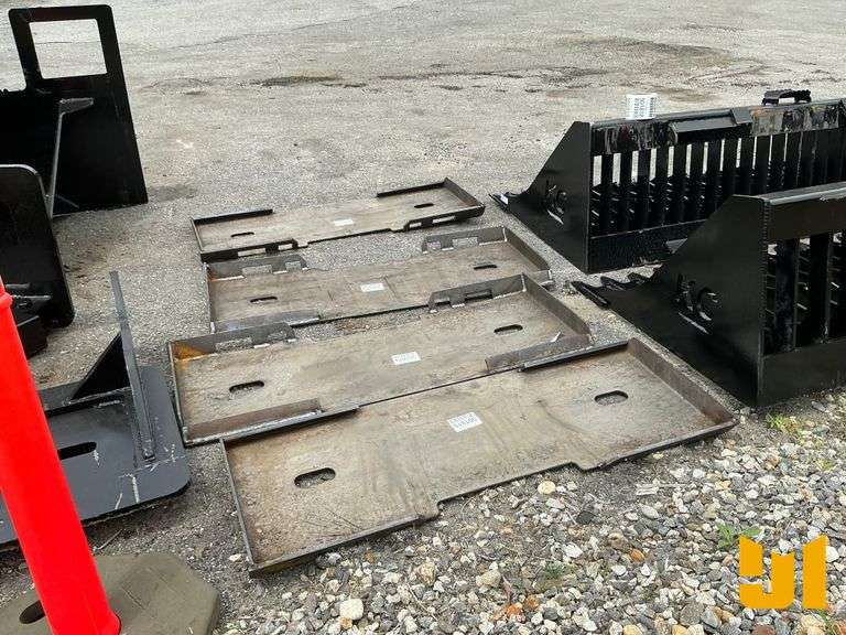 UNUSED FORMED SKID STEER FRAME MOUNTING PLATE