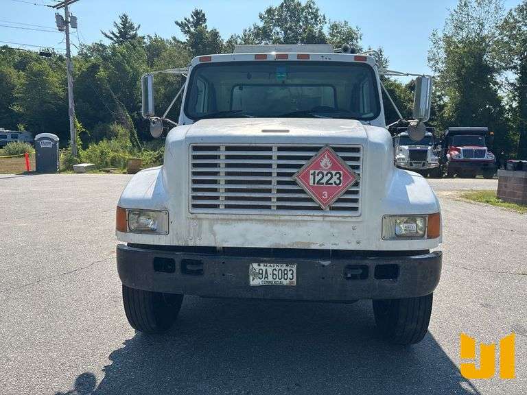 1999 INTERNATIONAL 4900 S/A FUEL & LUBE TRUCK VIN: 1HTSDAAR2XH641648