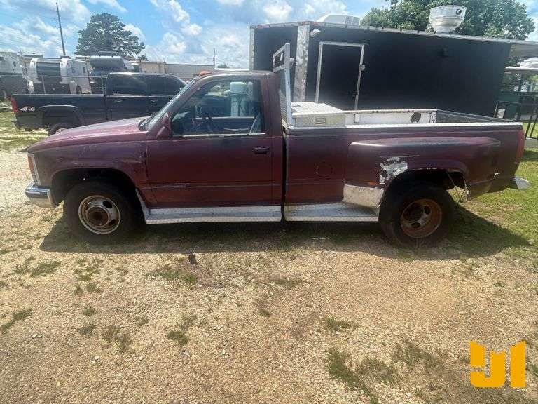 1989 CHEVROLET GMT-400 REGULAR CAB 4X2 PICKUP VIN: 1GCHC34K6KE207148