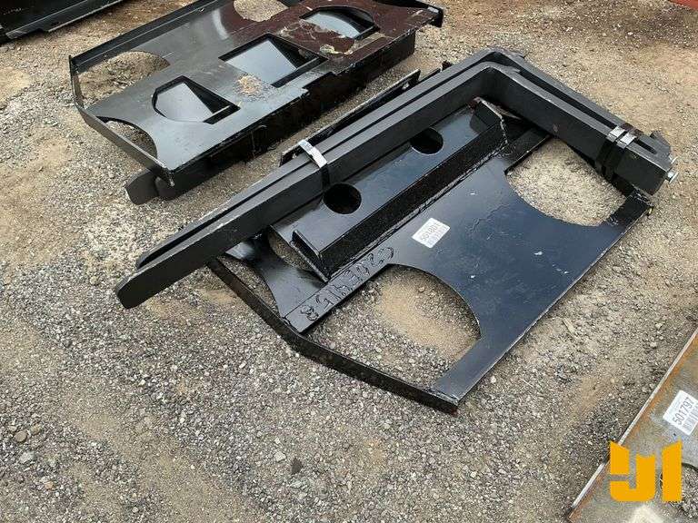 UNUSED MINI UNIVERSAL ATTACH FORK FRAME W/ 42" FORKS