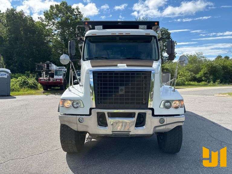 2006 VOLVO TRUCK VHD TRI-AXLE DUMP TRUCK VIN: 4V5K99GH36N393468