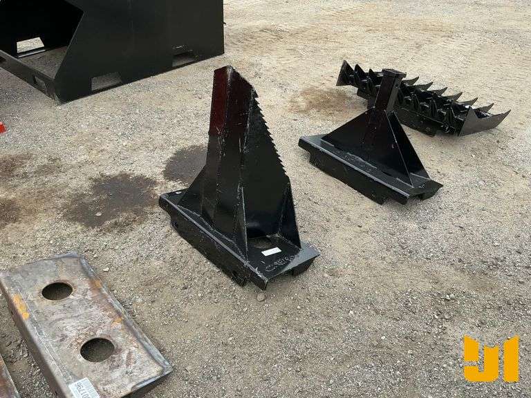 UNUSED MINI UNIVERSAL ATTACH SKID STEER TREE SPADE TREE SPADE BUCKET
