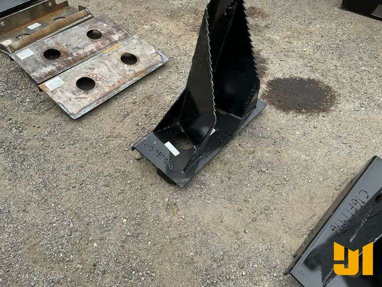 UNUSED MINI UNIVERSAL ATTACH SKID STEER TREE SPADE TREE SPADE BUCKET