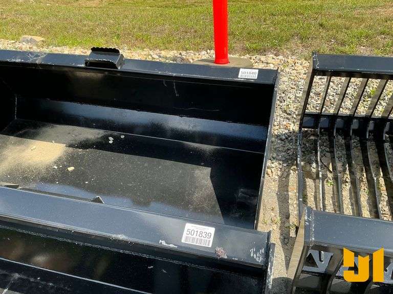 UNUSED BUCKET W/ SINGLE BLADE 66 INCH