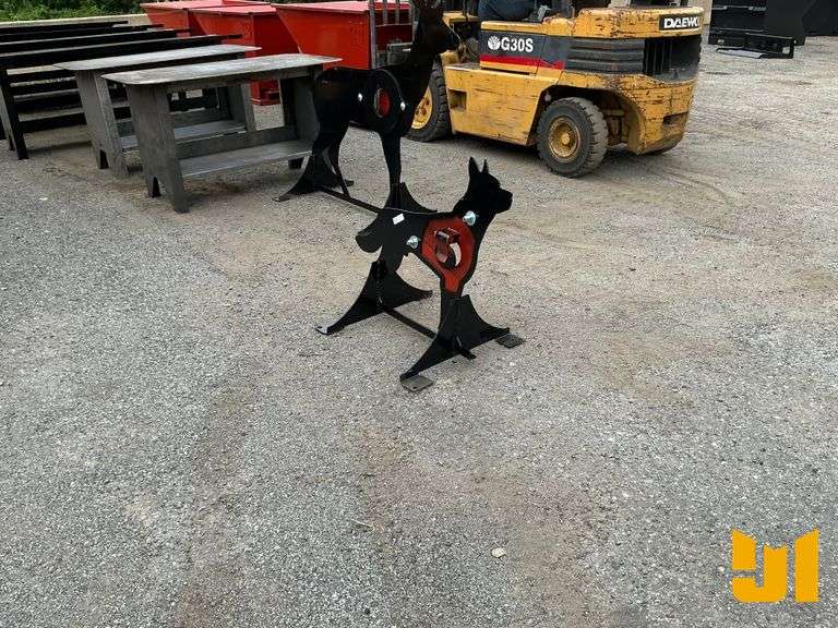UNUSED 3/8" AR500 STEEL COYOTE SHOOTING TARGET W/ HEART FLAPPER