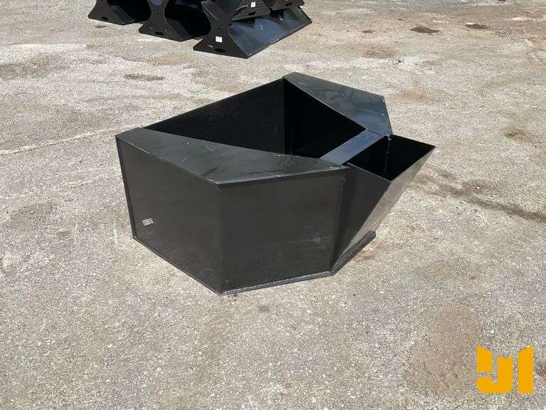 UNUSED 3/4 CY CONCRETE PLACEMENT BUCKET