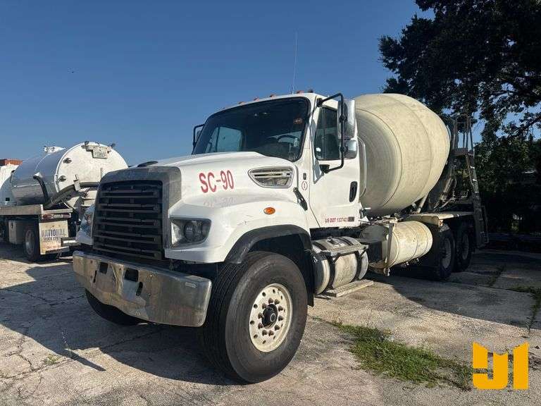 2018 FREIGHTLINER 114SD TANDEM AXLE REAR DISCHARGE MIXER TRUCK VIN: 3ALHG3DV8JDJN2479